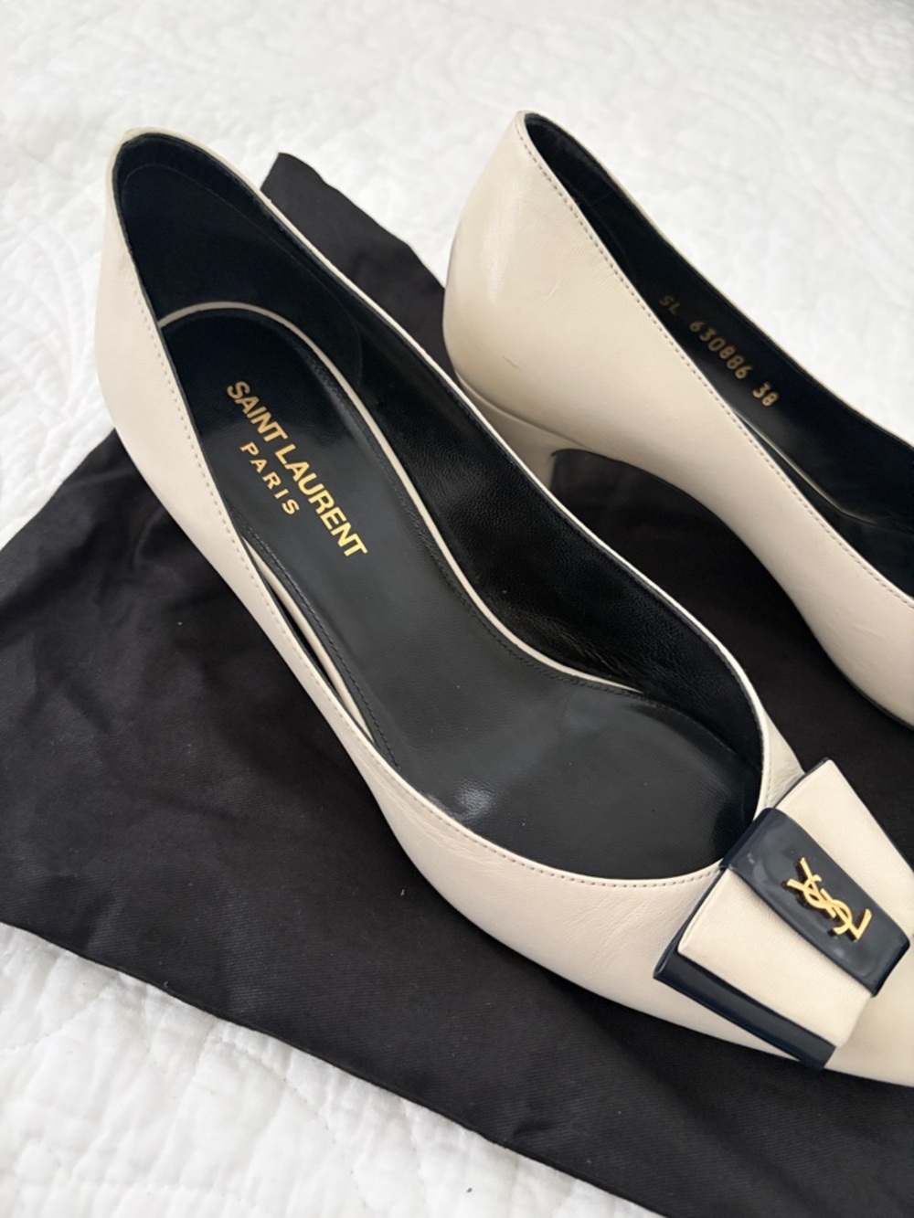 Saint Laurent Cream and Navy Pointed Leather Pumps - Picture 4 of 9